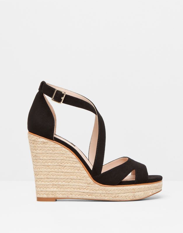 Chaussure a talon noir compensé