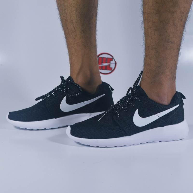 Sneakers nike pria