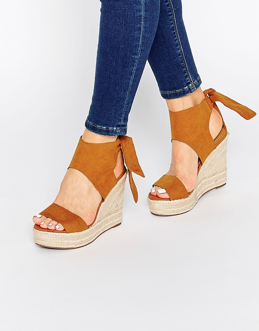 Chaussure compensée avec noeud