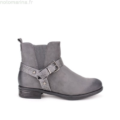 Femme en cuir et bottes