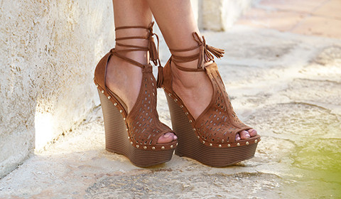 Chaussure compensée pour qui