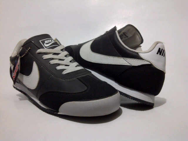 Sneakers nike hitam