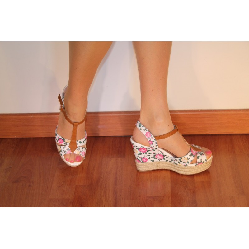 Chaussure a talon compensé a fleur