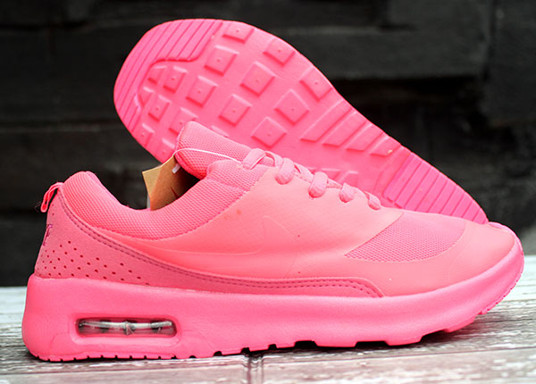 Sneakers nike untuk perempuan